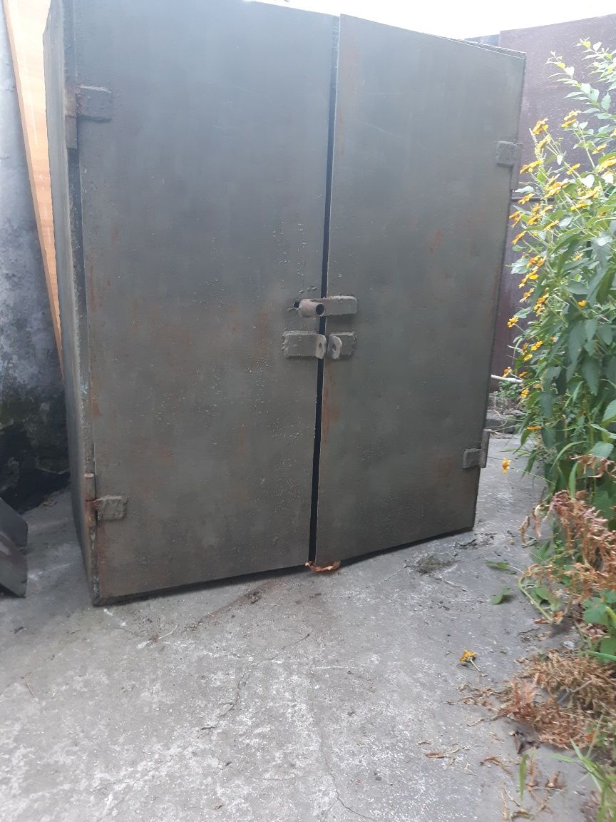 Продам мет.ящик для хоз.инвентаря.