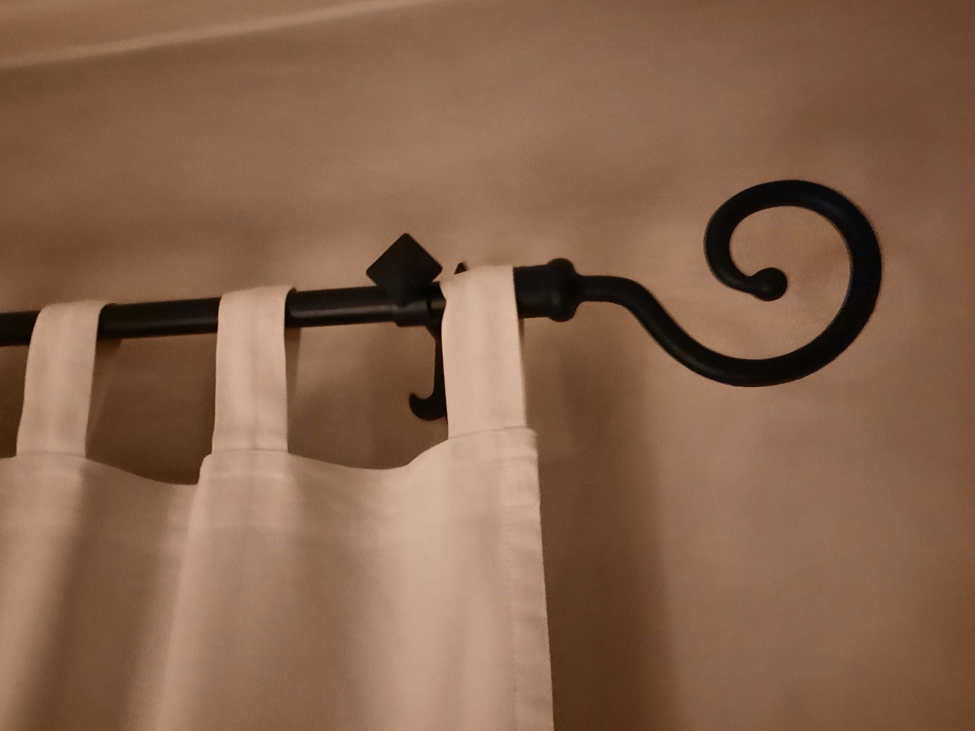 Cortinados em linho bordado à mão.