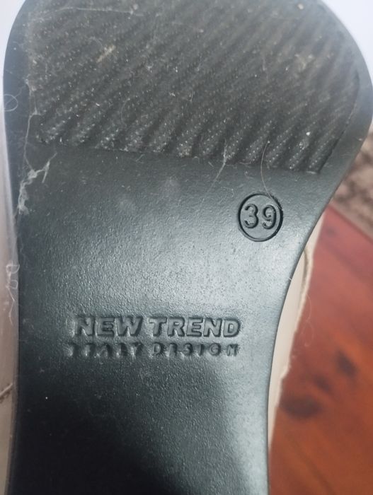 Жіноче взуття. Шкіряне.