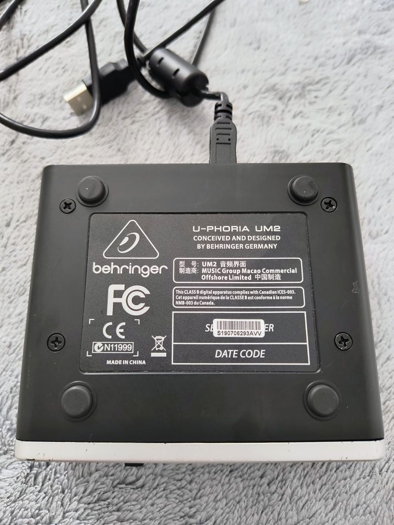 Interfejs audio firmy Behringer.
Do nagrywania instrumentów za pomocą