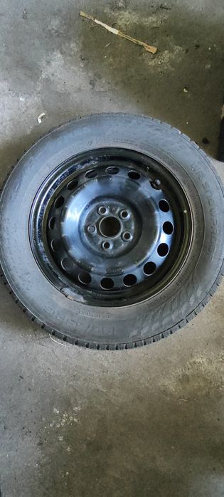 Opony zimowe z felgami Nokian WR Snowproof 195/65/15 bieżnik 6-7mm