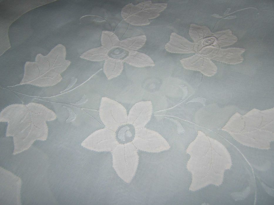Toalha da Madeira em linho e organdi bordada