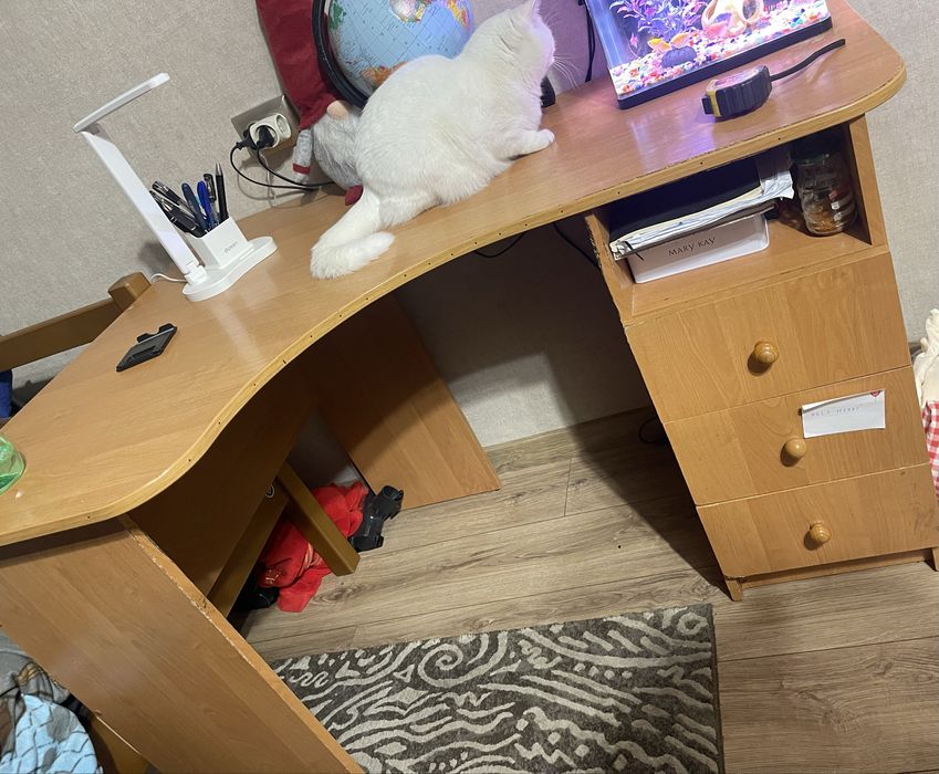 Стіл письмовий  світлий