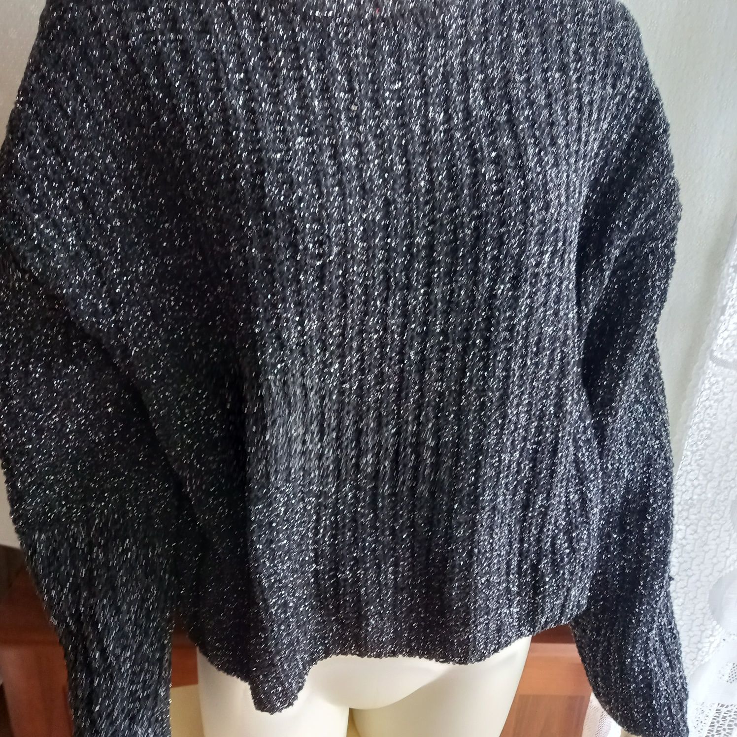 Czarny sweter oversize