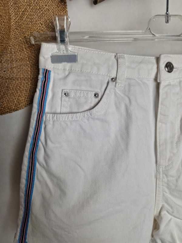 Białe krótkie spodenki szorty jeansowe z lampasami bawełna 38 10 M