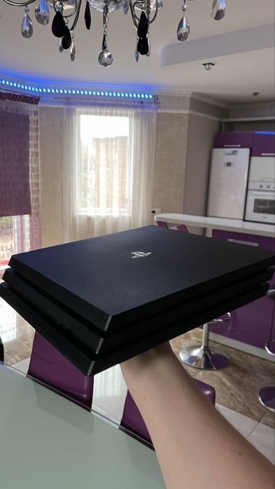 Продам особистий Playstation 4 Pro 1TB стан ідеал