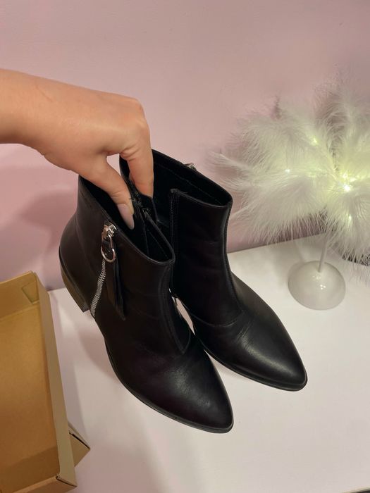 Шкіряні чобітки на каблуку