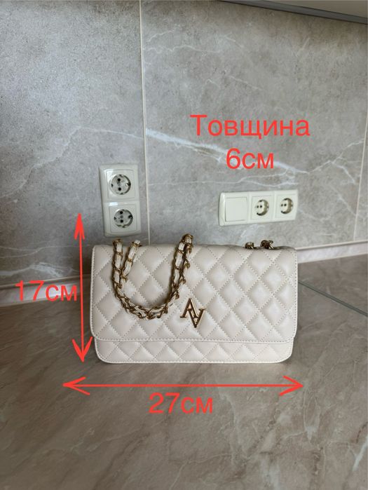Бежева сумочка з золотистою фурнітурою