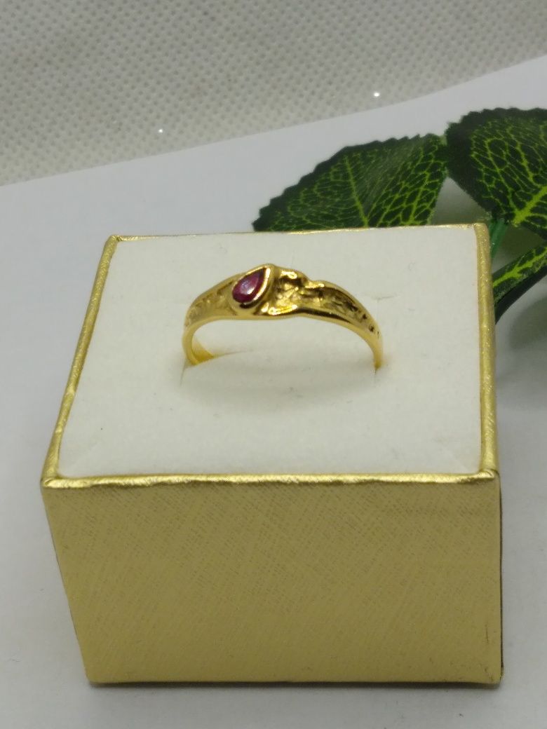 Złoty pierścionek  oczko bordowe, złoto 333 r.17