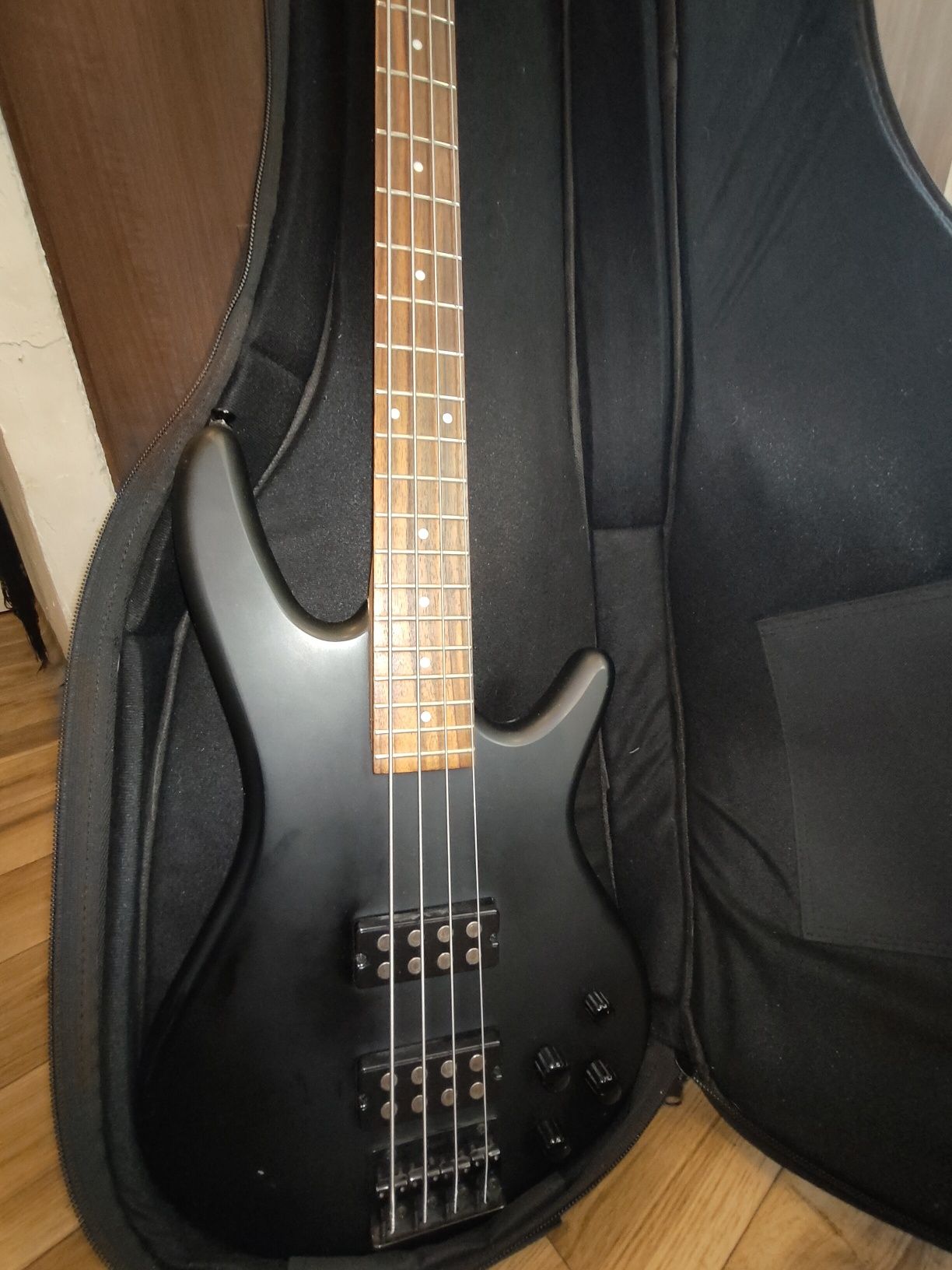 Ibanez Soundgear Gio Gitara basowa z pokrowcem plecakiem