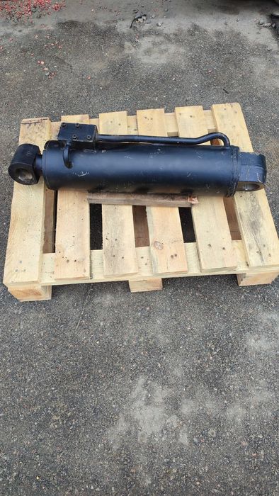 Циліндр вивороту ковша Manitou