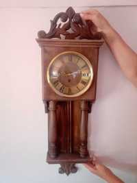 Годинник настінний в деревяному різьбленому корпусі ручної роботи.
