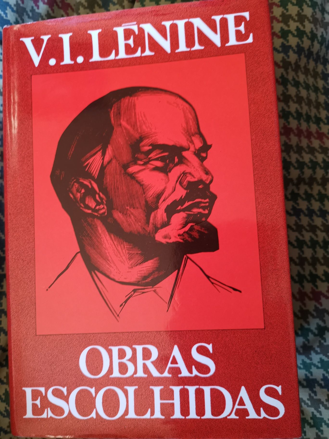 25 Abril 30 anos 100 cartazes, Lenine obras escolhidas