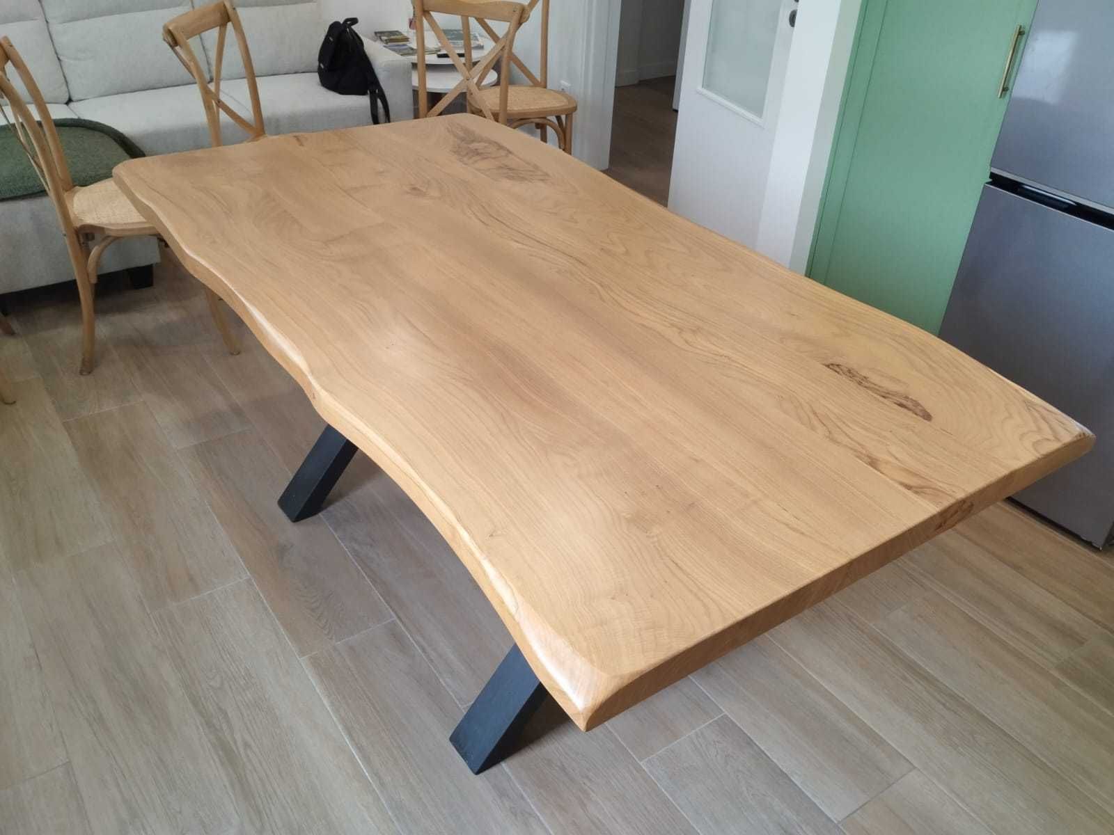 Mesa de castanho com medidas irregulares.