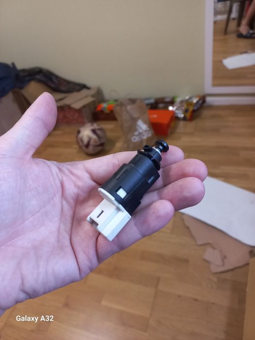 Датчик стоп сигнала Renault symbol.