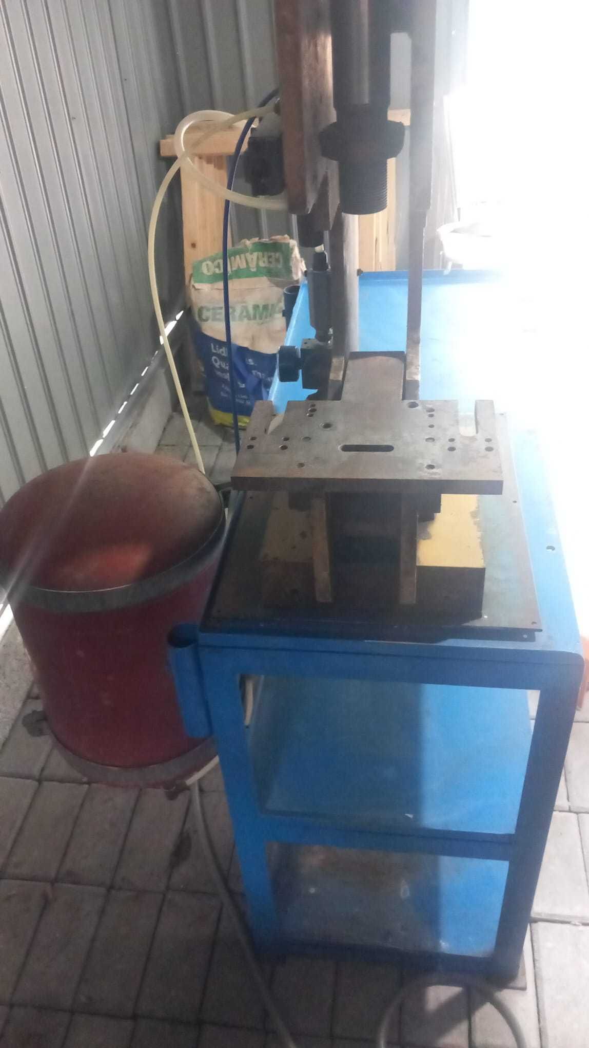 Prensa Pneumática de Bancada com Pedal + Compressor