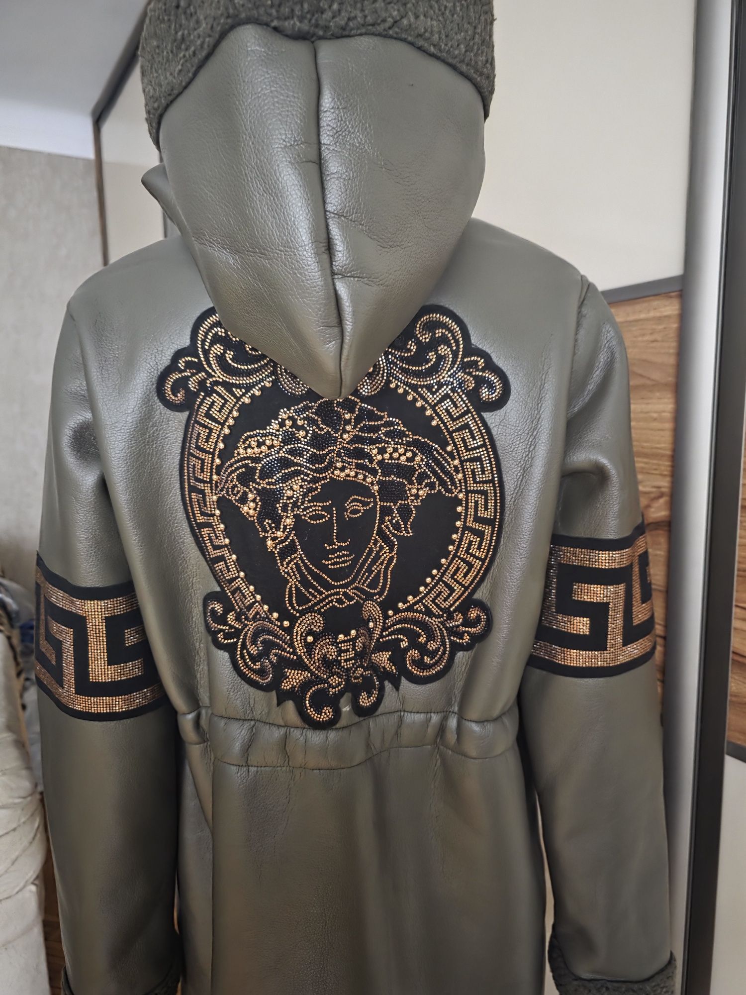 Kożuch Versace w kolorze khaki z cyrkoniami złotymi