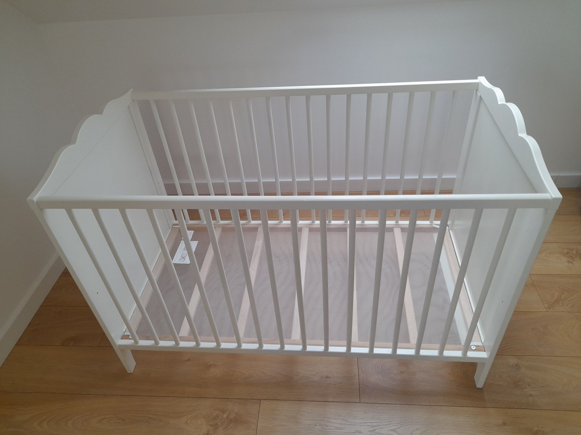 Łóżeczko Ikea HENSVIK + Materac Ikea VYSSA+ Karuzelka Fisher-Price