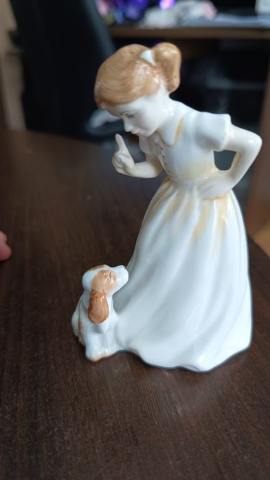 Royal doulton mała dama z psem