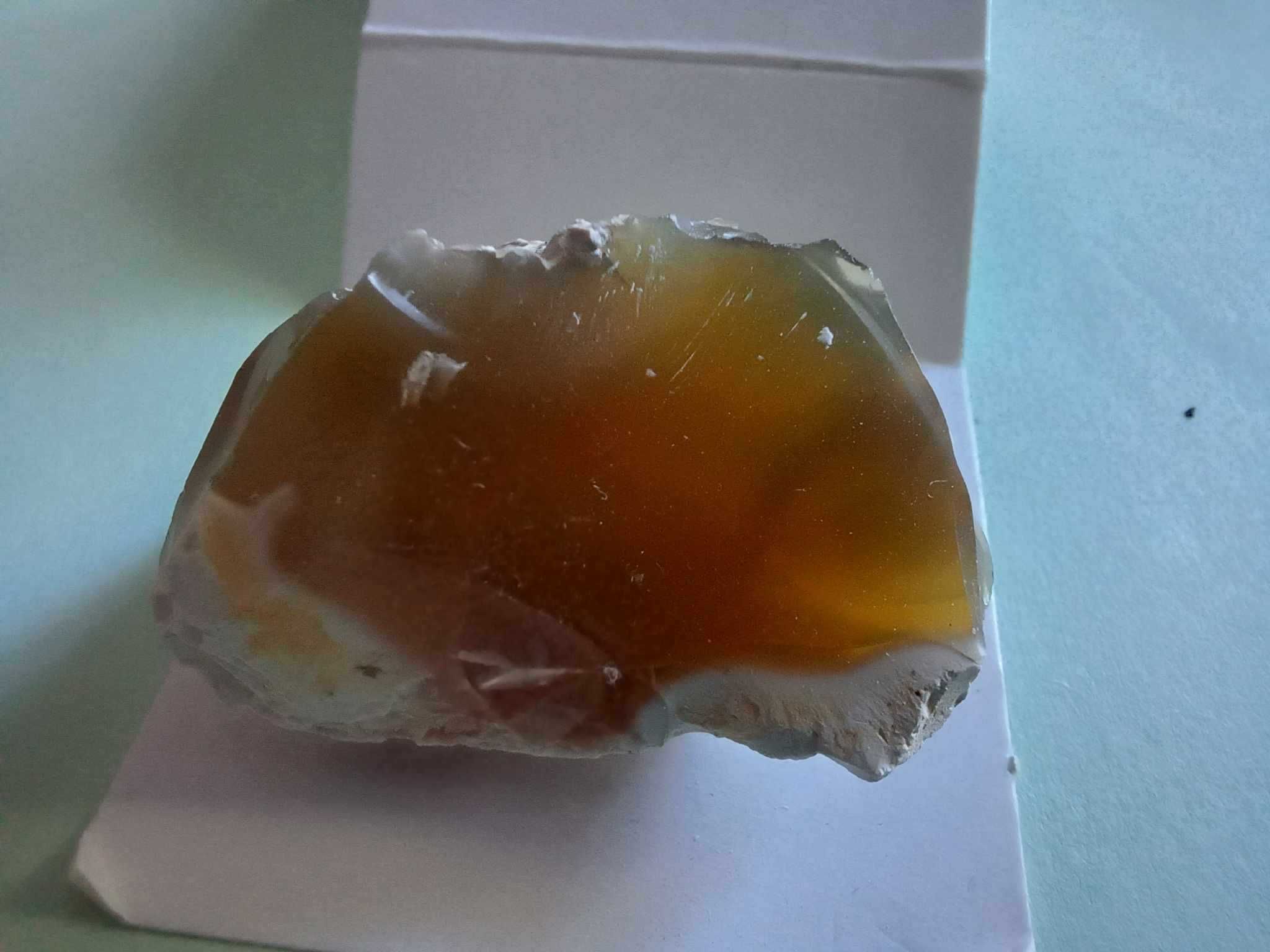 Piekny opal miodowy z Tatabanya. Węgry.