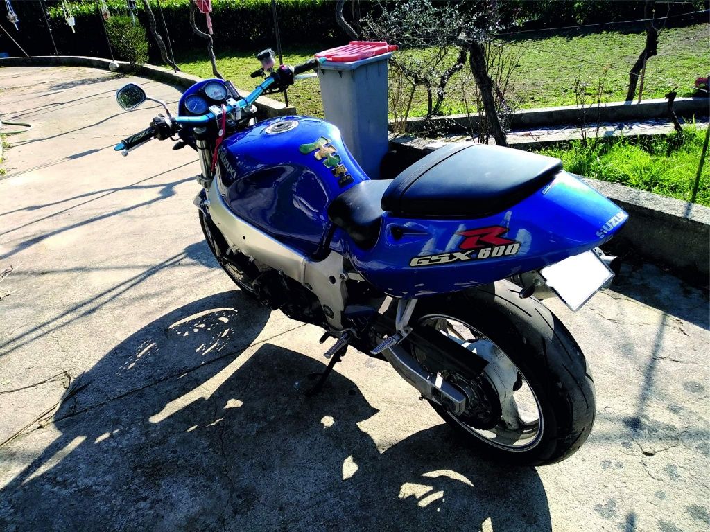 Vendo ou troco  Gsxr 600 (98)