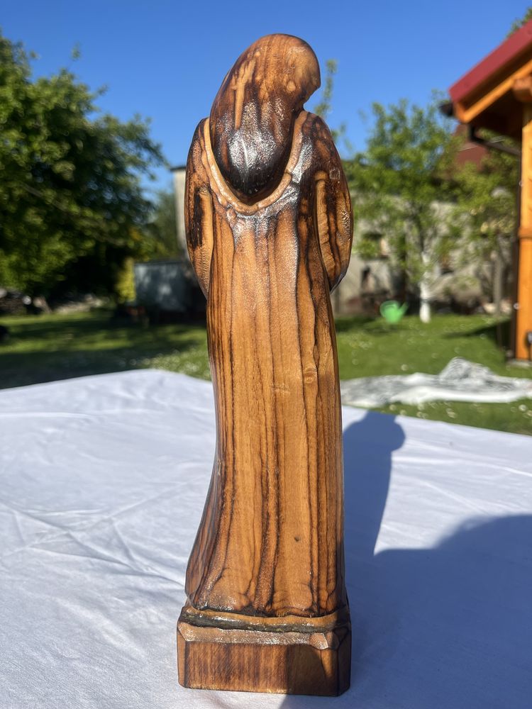 Drewniana figura matki boskiej