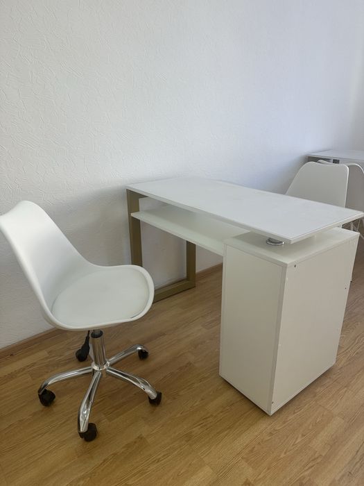 Робочі місця для майстра манікюра/бровиста