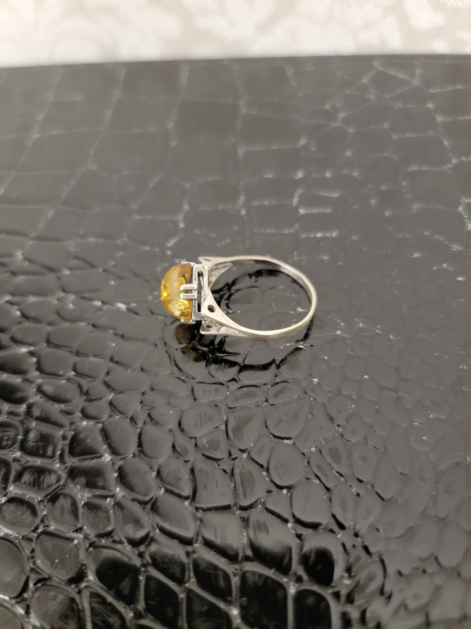 Продаю серебрянное женское кольцо