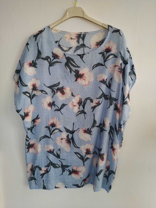 Blusa azul clara com flores - Tamanho XL/XXL