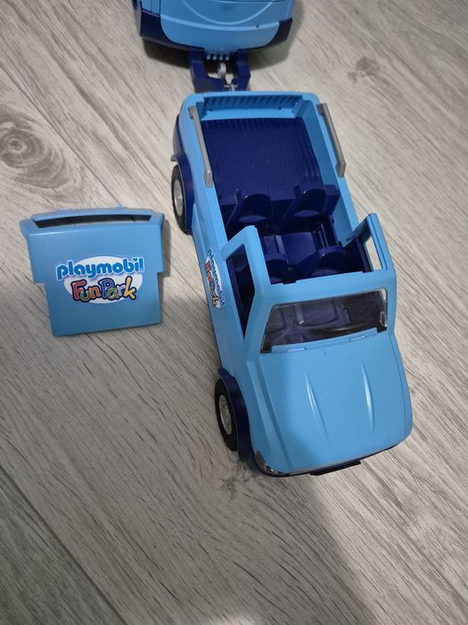 PLAYMOBIL 9502 Auto samochód PICKUP z przyczepą kempingową z rodziną
s