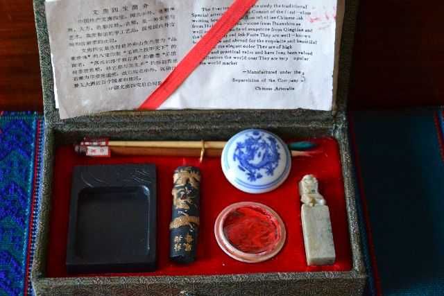 Caixa com material de caligrafia chinesa.