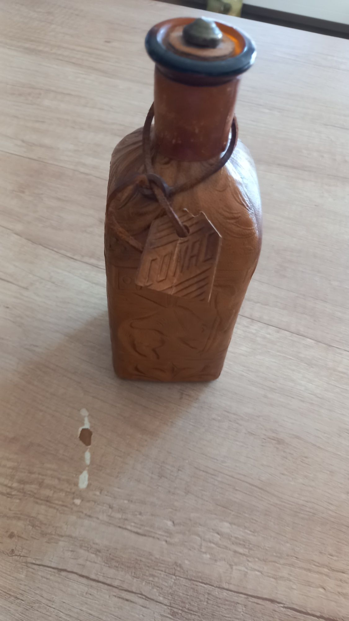 Karafka w skórze