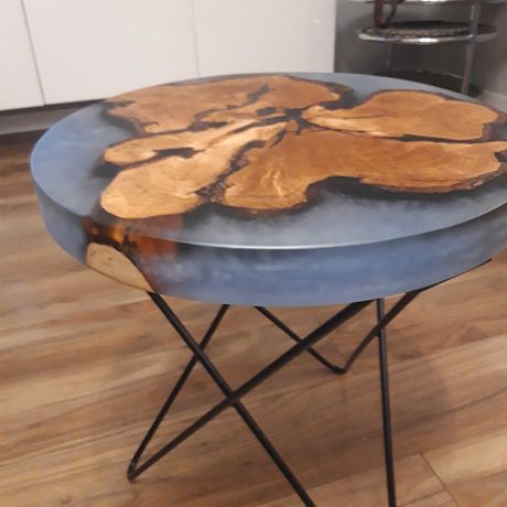 stolik kawowy wykonany z naturalnego drewna i żywicy epoksydowej