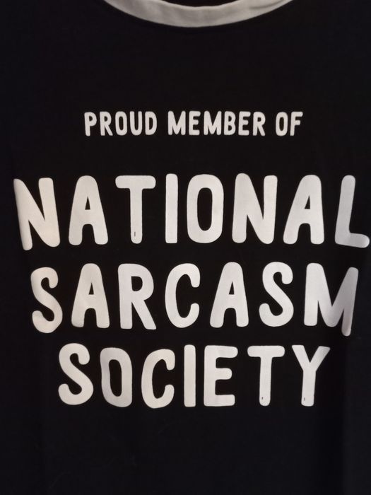Czarna koszulka z napisem "National sarcasm society"