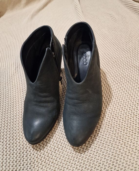 Botki czarne skórzane na wysokim obcasie firmy Ecco