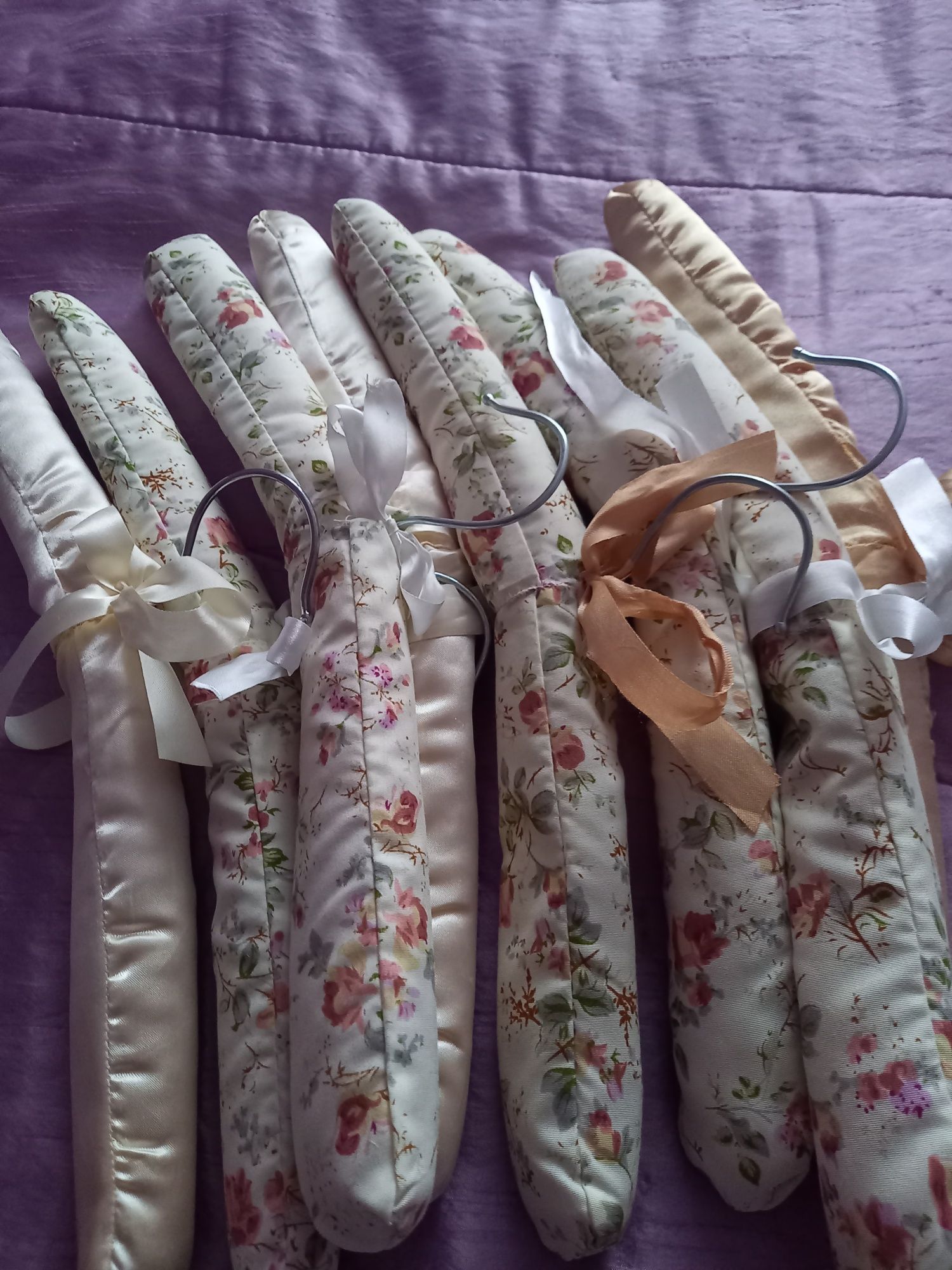8 wieszaczków z drewna i materiału