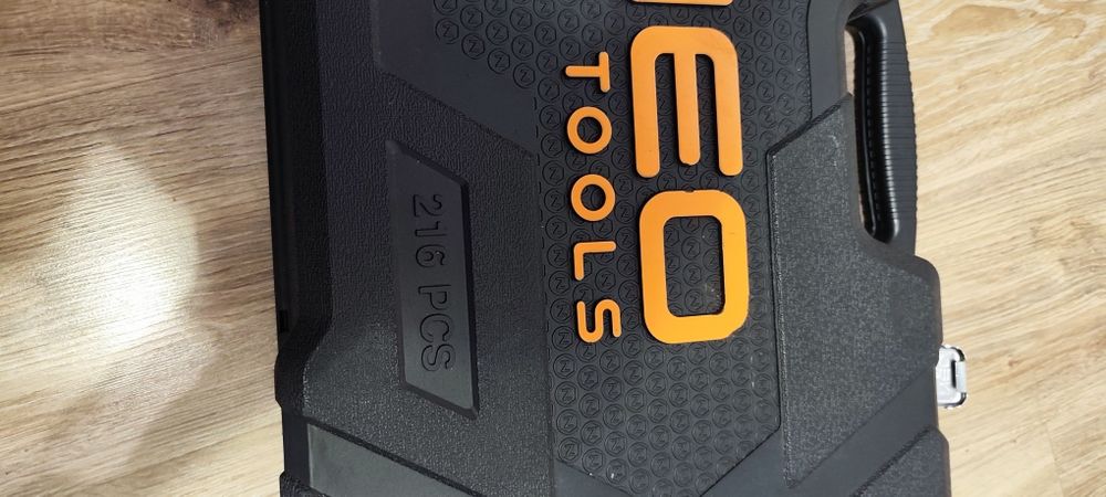 Zestaw kluczy nasadowych NEO TOOLS 10-216 (216 elementów)