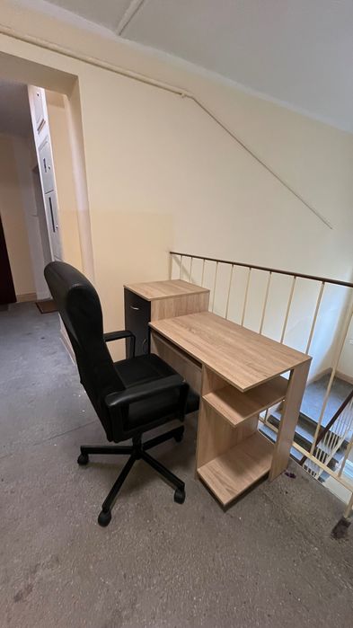 Biurko z szufladą, kredensem oraz miejscem na desktopa
