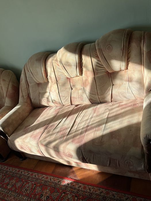 Ліжко і два крісла