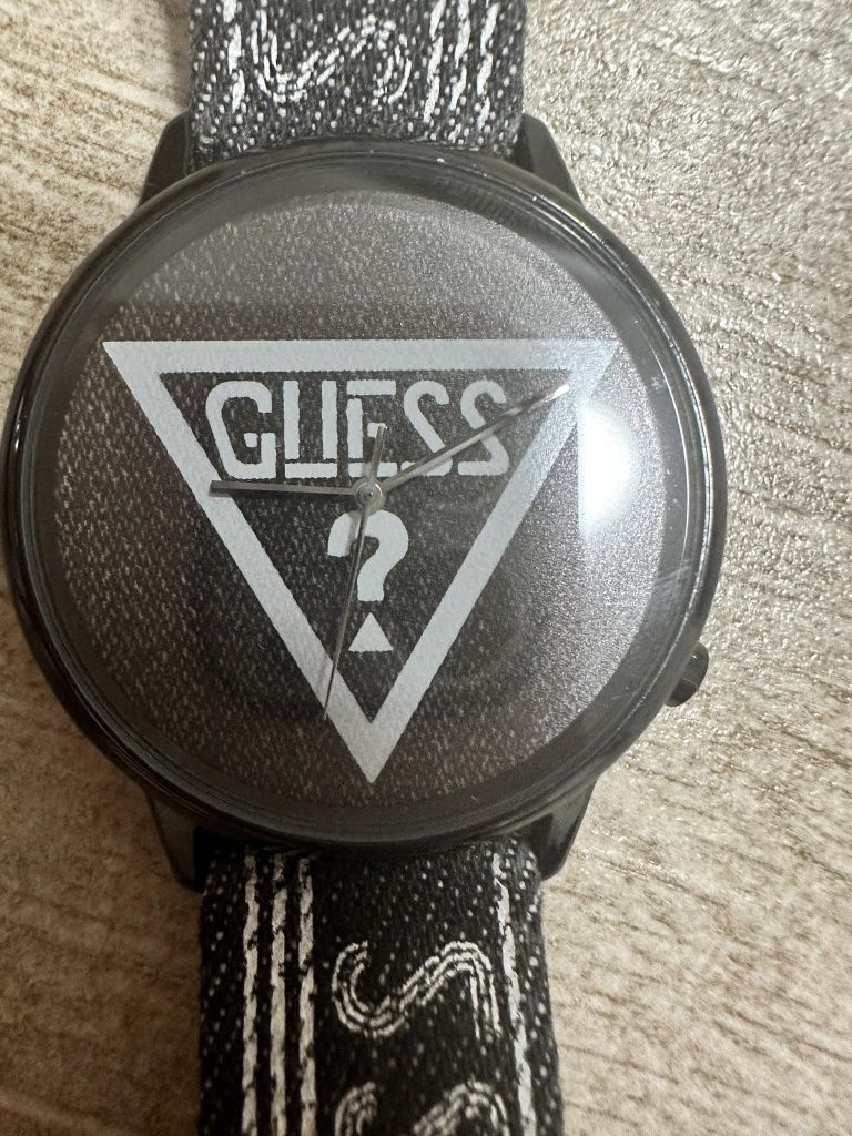 Zegarek Guess logowany