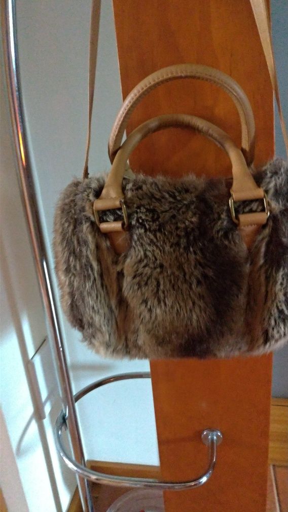 Bolsa em imitação de pelo.