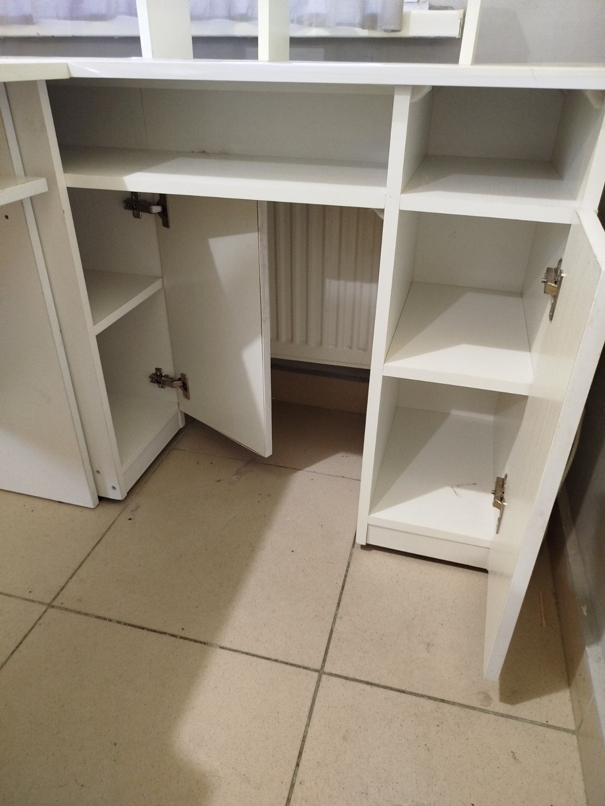 Манікюрний стіл , лампа , полички