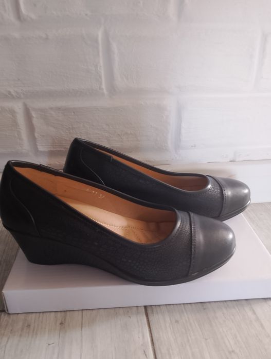 Nowe buty zakryte na koturnie