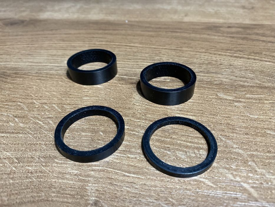 Podkładki Carbon matowa karbon 28,6 10 mm 5mm 3mm 1 1/8 trek merida