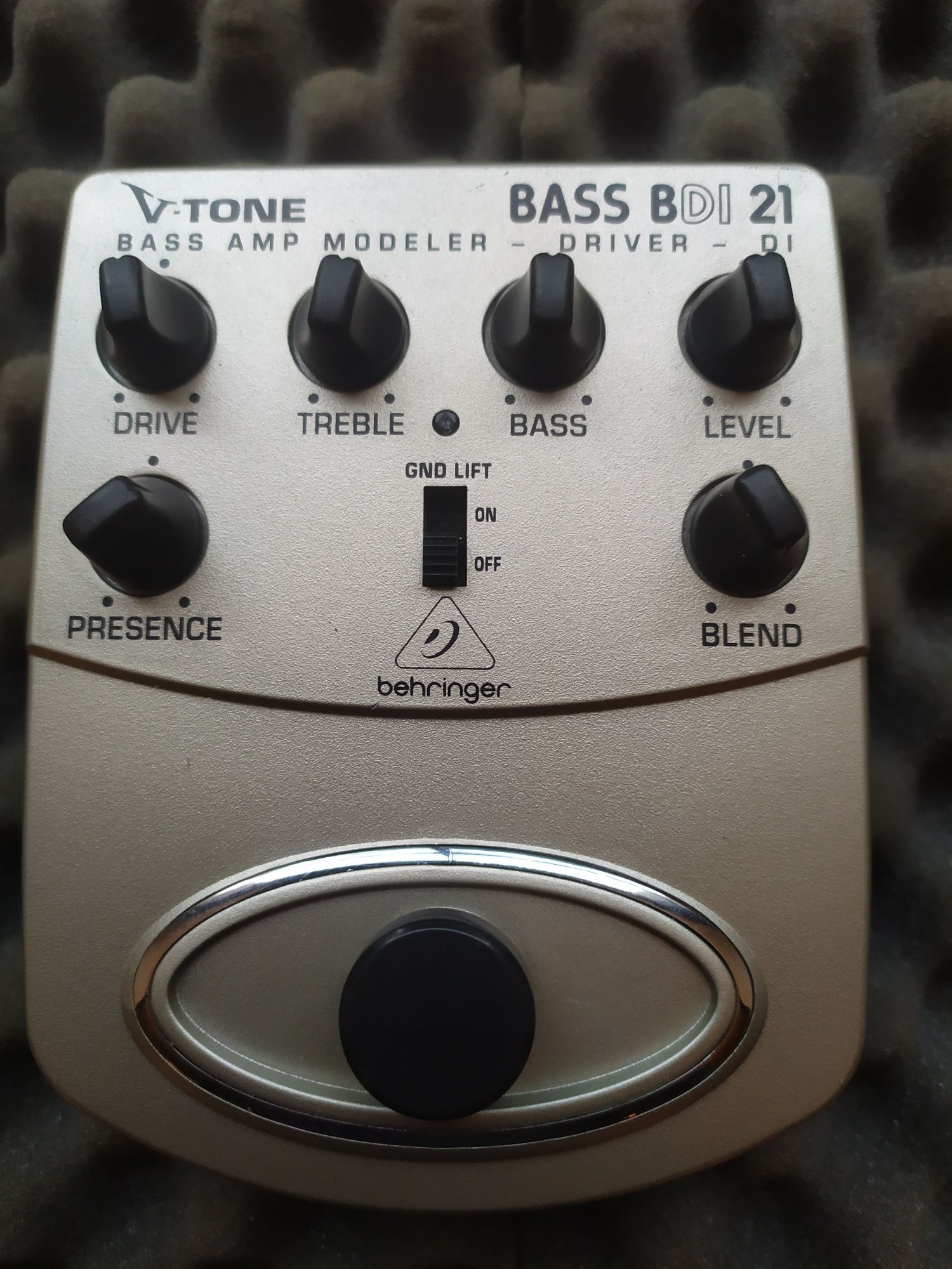 Behringer BDI 21 preamp basowy