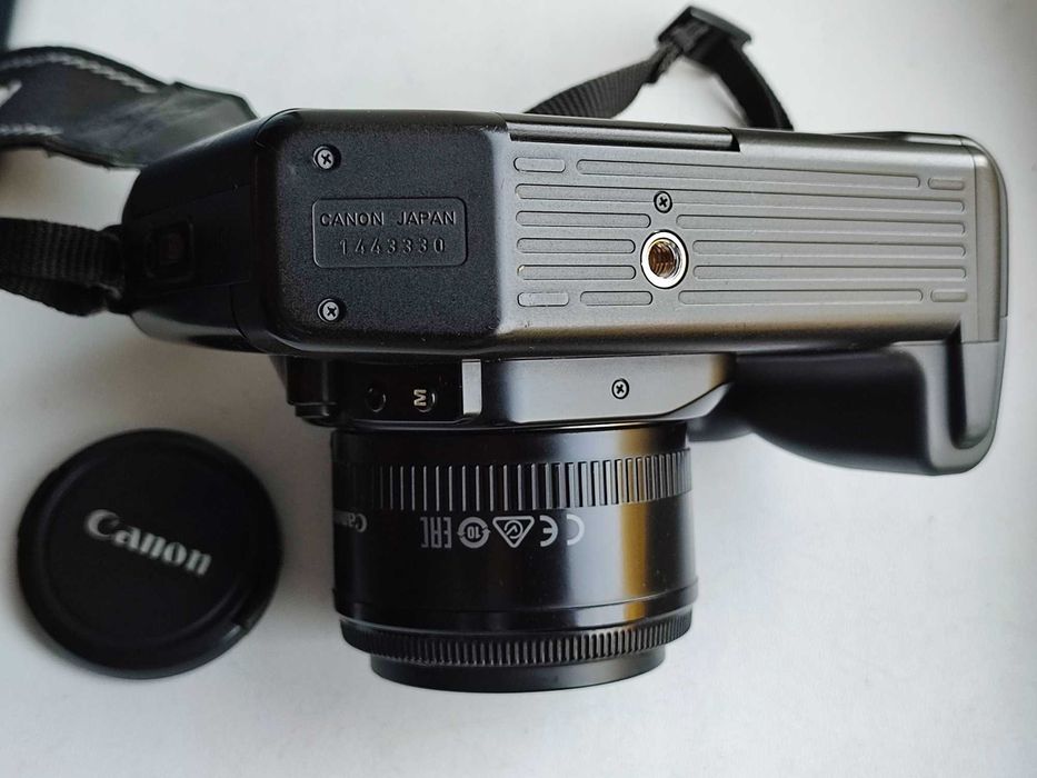 Плівковий фотоапарат Canon EOS 650 з об'єктивом Canon EF 50mm f/1.8 II