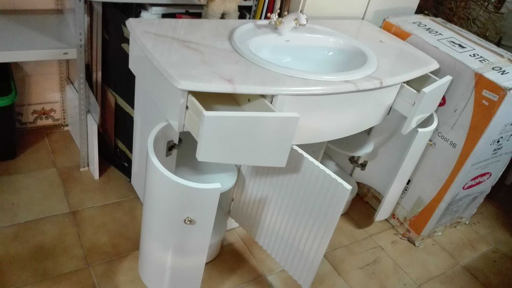 LAVATORIO Com Bancada e Armário