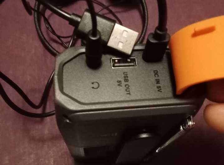 Radio não precisa de pilhas é solar não tem sol basta dar  á Manivela