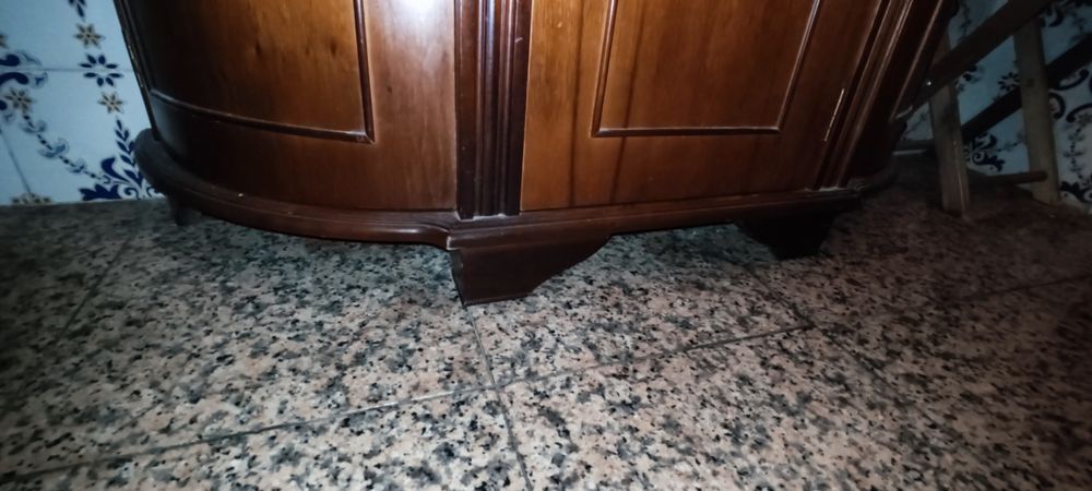 Móvel de cerejeira de entrada com topo em mármore