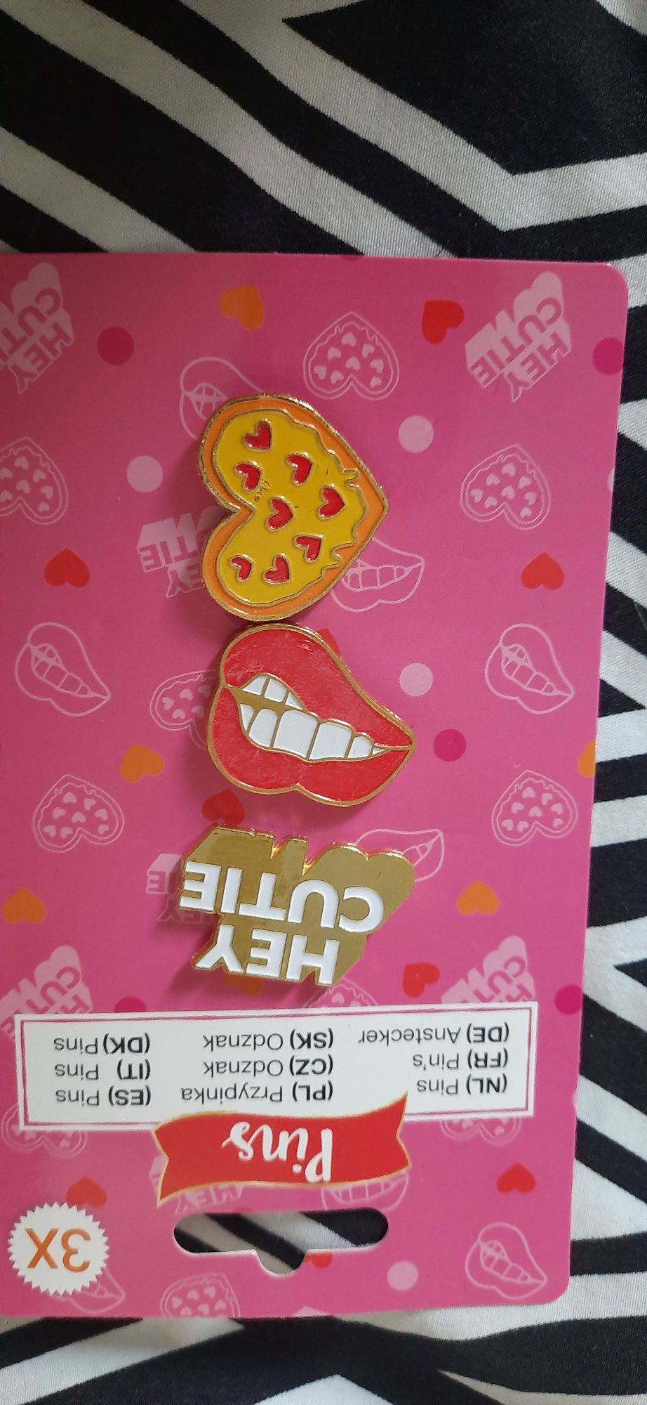 Przypinki pinsy do odzieży